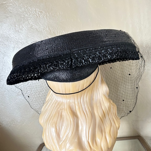 MAGNIFICENT 1950s' BLACK STRAW CARTWHEEL HAT WIITH FULL DOTTED VEIL - Picture 7 of 13